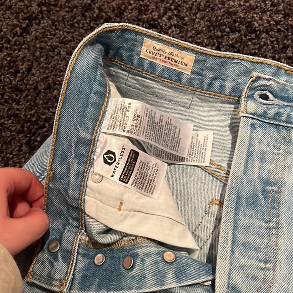 Worn ONCE, Levi's distressed blue denim shorts - Picture 2 of 4